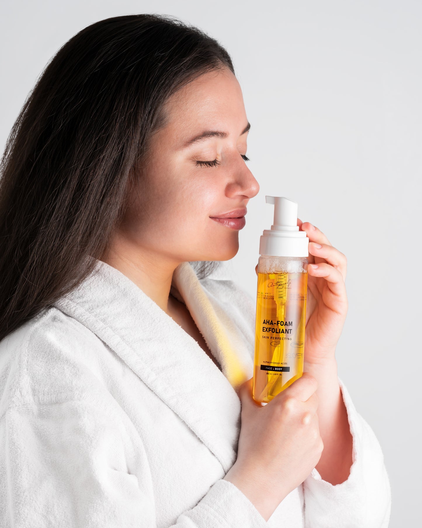 Autography AHA-Foam Exfoliant Face & Body – Пінка для очищення шкіри обличчя та тіла з AHA-кислотами, 200 мл